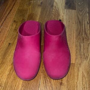 Calzuro clogs rubber preowned and in  great condition burgundy color size 36/37
